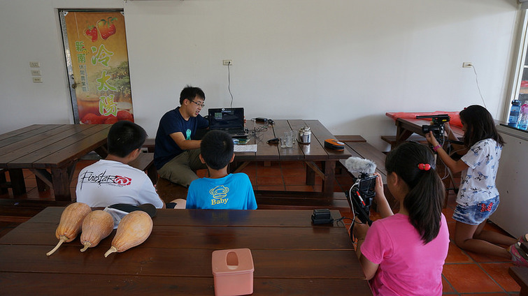 田滿小組採訪現場,一人提問,其他小組成員當拍攝採訪助理。李易倫提供