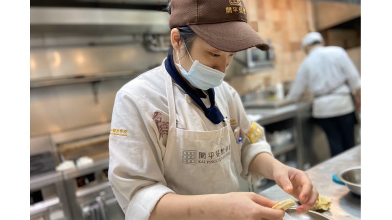 ▲ 開平餐飲學校高三生王芸柔透過在校內餐廳實習增進烹飪技巧與知識。王芸柔提供