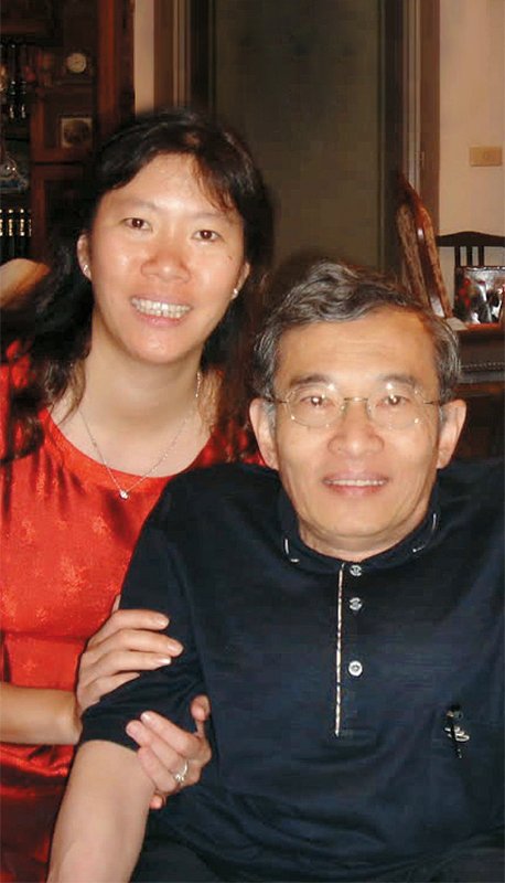 鄧蕙雯以父親(右)為榮,也將父親為師的精神作為表率,始終如一的堅守自己當特教老師的初衷。鄧蕙雯提供