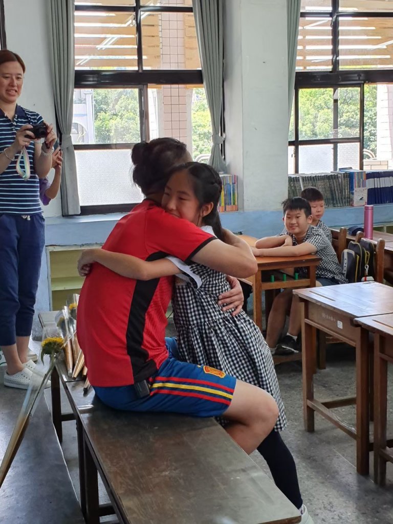 代理教師續聘有多難?韓忠楠老師即使用心教學,小朋友難捨即將離去的他,仍然無法避免年年輪調的命運。家長提供