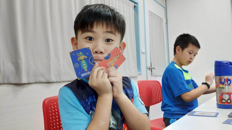 ▲ 運用桌遊，孩子也能在家培養4大素養力。圖為台灣第一套程式教育桌遊《海霸》。程式老爹提供