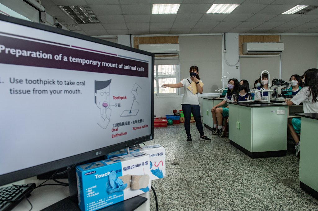 台北市陽明高中連兩年開設雙語實驗班，生物課的實驗活動採雙語教學。許育愷攝