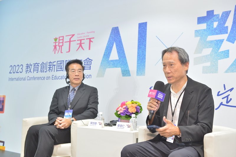 (由左到右)屏東長榮百合國小校長陳世聰、誠致教育基金會董事長李吉仁。