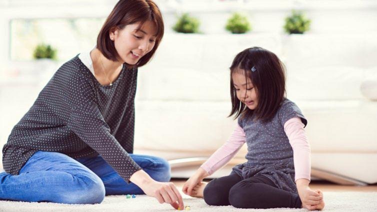▲  諮商心理師有時會透過遊戲跟孩子對話，觀察孩子在遊戲中的行為，以幫助理解孩子表達不出來的困擾。Shutterstock