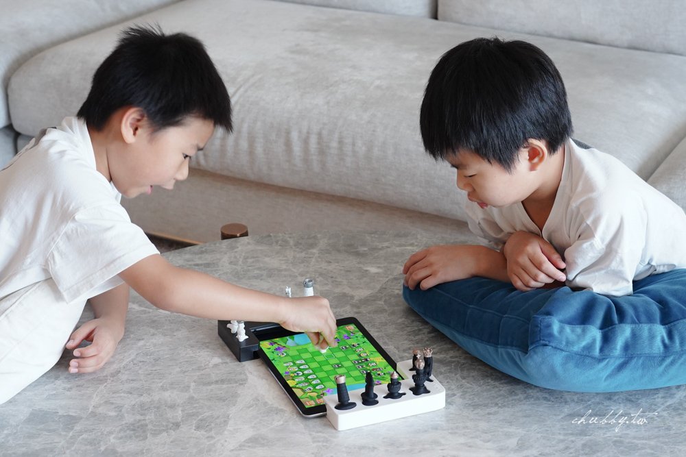小朋友玩西洋棋