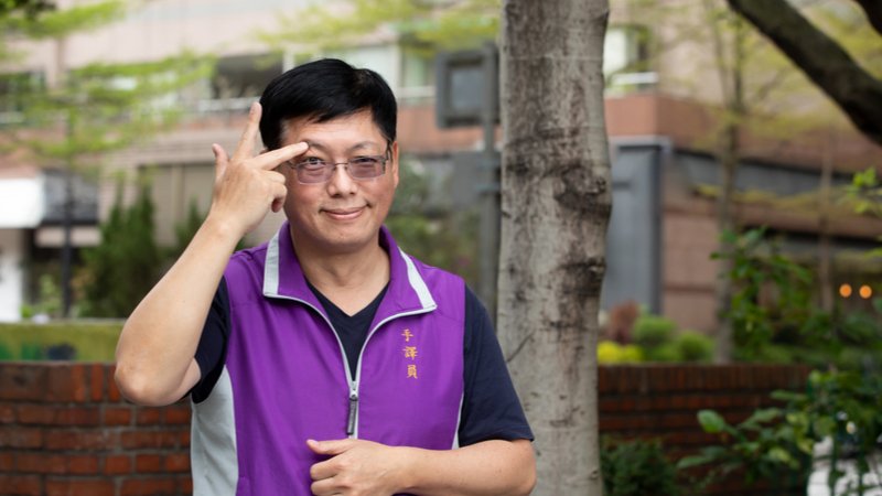 ▲ 李振輝表示人名的手語可使用個人特色，他是以「眉毛有兩道分岔的男子」做自我介紹。照片：曾千倚攝
