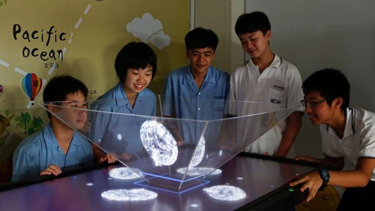 ▲  台北市仁愛國中有一群熱血教師，自行研發出校園內首見高科技的「浮空投影」設備，讓學生親身體驗。楊煥世攝