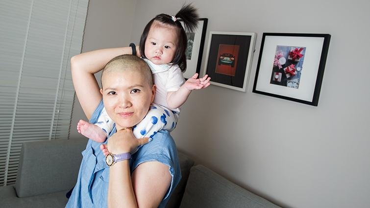 ▲  35歲的王筠銨今年初確診得乳癌，小女兒當時才3個月大。為了陪孩子一起長大，他積極治療，宣示要比癌凶！她維持工作與正常作息，不願讓孩子看到媽媽虛弱的一面。劉潔萱攝
