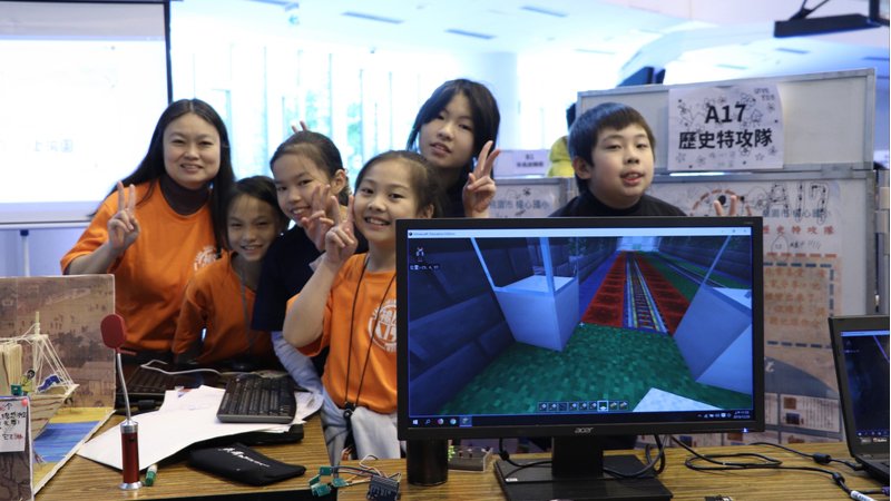 ▲ 桃園市楊心國小「歷史特攻隊」的成員是5名小學五年級學生，分工發揮各自長才，有人使用 Minecraft 創作、有人製作實體模型、有人爬梳歷史文化資料等。照片：台灣微軟提供