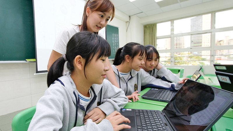 ▲ 幼華中學學生與老師討論學習歷程檔案（圖片僅示意）。楊煥世攝