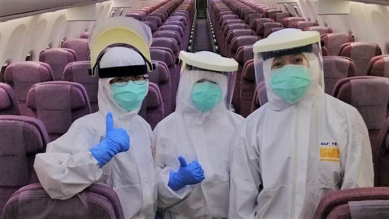 ▲ 三位護理師全副武裝，飛機提早抵達日本橫濱，正等待要返台的旅客抵達機場進行防護著裝，洪婉瑜為右一。洪婉瑜提供