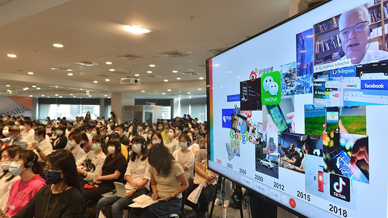 ▲ 史萊賀（右上）透過視訊，在親子天下2020教育創新國際年會分享。黃建賓攝