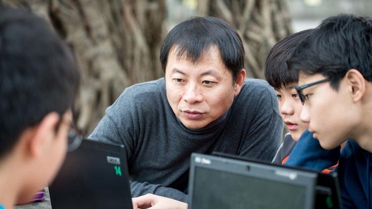 ▲  成大資工系教授蘇文鈺，近年來一直在教中小學生寫程式，希望為學生創造機會，也同時喚起孩子們的公民意識。親子天下資料
