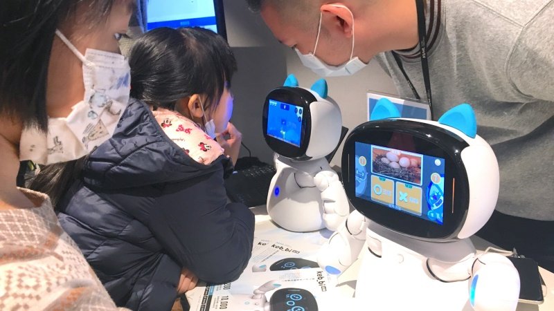▲學習吧將內容結合女媧創造的凱比機器人，並與宜蘭教育處合作，希望機器人能當英語課助教、透過AI幫孩子重複練習口說。陳詩妤攝