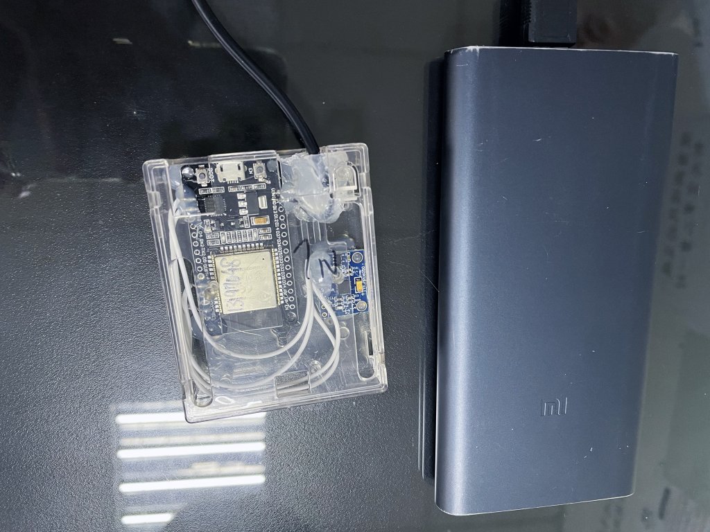 高一時和伙伴自行組裝的地震儀(左),分放全台180個觀測點,能在地震發生5秒後回傳地震訊息。賓靜蓀攝