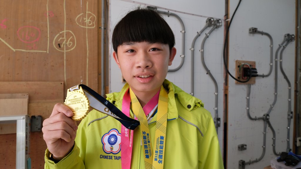 年僅 15 歲的國手許有崴在2023「亞洲技能競賽」青少年組「電氣裝配」職類抱回金牌。楊煥世攝