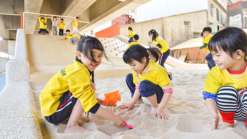 ▲ 竹中國小附設幼兒園的小小幼兒，自己設計了遊戲場，期待讓小鎮變得更活潑、有趣。黃建賓攝