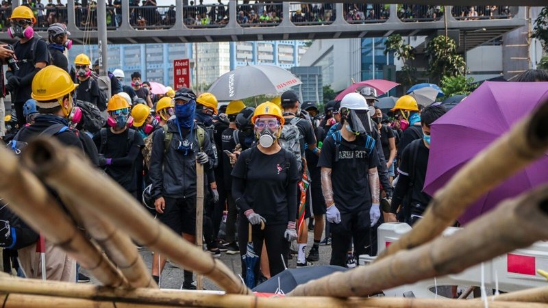 ▲ 許多高中生、大學生參與香港「反送中」抗爭運動，又不少更成為「衝衝子」站在示威最前線，一旦被控「暴動罪」將面臨最高10年的監禁。梁駿樂攝（2019年8月24日香港)