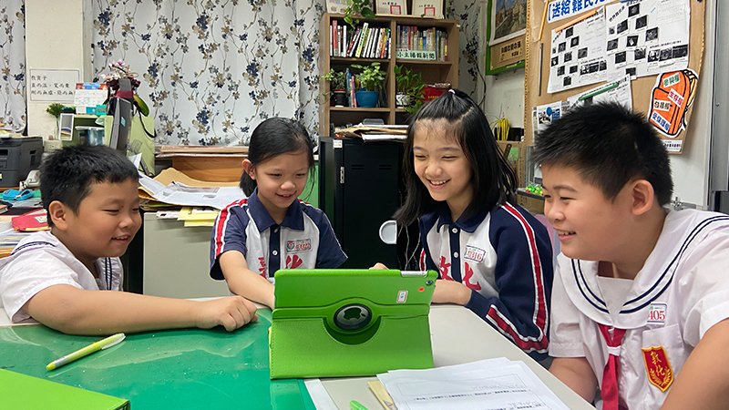 ▲ 台北市敦化國小學生正在使用《親子天下》推出的語音互動遊戲《新聞偵探隊》學習辨別假新聞。郭蕙瑄攝