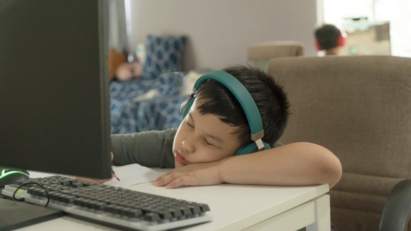 ▲ 不少學生因為「停課不停學」難以專注於課程，且人不在教室裡更容易分心玩遊戲或睡著。shutterstock