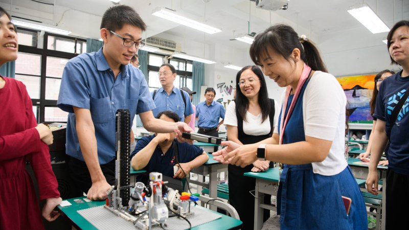 ▲ 新北市5月25日舉辦高中職新課綱博覽會，邀請家長實地參與高中職特色課程。透過實作，家長更能理解「新課綱和我們當年不一樣」之處。照片：林后駿攝