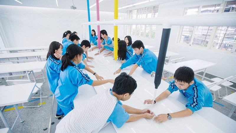 ▲ 新北市新泰國中的老舊生物教室，在非常泰空間製作所的巧思下，變身成為一座大量留白又實用的美感實驗室，兼具用水、用電與收納功能。台灣設計研究院提供