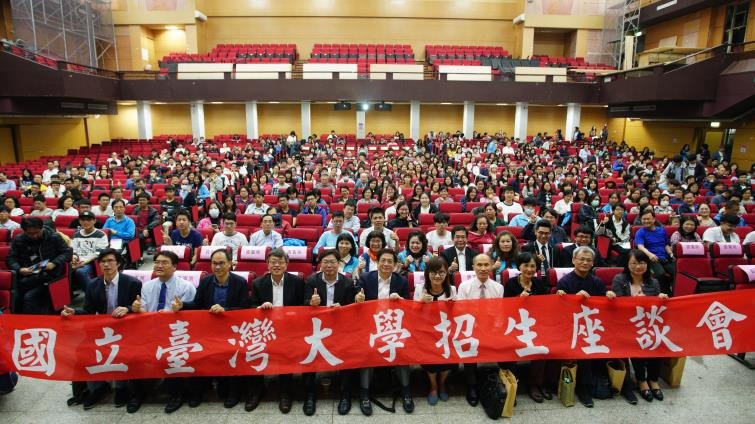 ▲ 台大校長管中閔（前排中）率領一級主管，全台走透透做招生說明會，創台大先例，圖為3月29日在國立師大附中會場。楊煥世攝