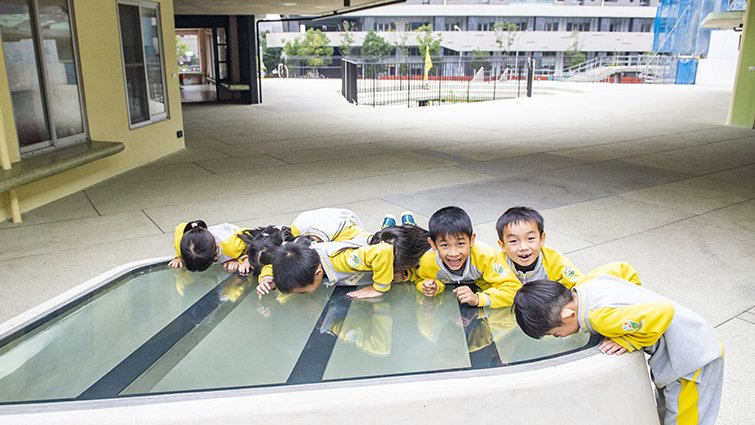 ▲ 新竹關埔小學，跳脫框架的設計，不僅校舍採不規則形的設計，二樓新穎的天窗設計，更是許多孩子票選最喜歡的校園角落第一名。黃建賓攝