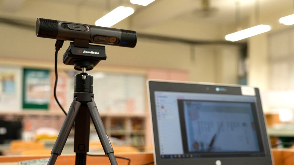圓剛PW313D雙鏡頭網路攝影機可以精準還原紙本教材的真實樣貌。