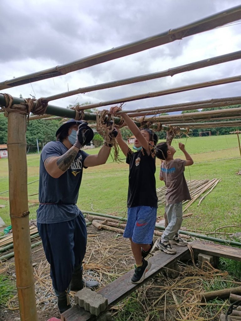何寧不是原住民，但先和部落耆老學習傳統技藝，再教孩子們砍竹子蓋工寮。何寧提供