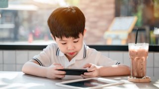 智慧型手機重塑孩子的童年，讓孩子不會「玩」了?