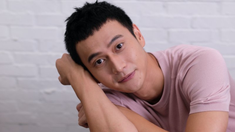 ▲ 劉冠廷因《花甲男孩轉大人》台客鄭花明展露頭角，但他戲裡戲外反差大，私下的他愛看書，青少年小說《默默》、 蔡璧名《解愛》，甚至是金剛經都是他的私房讀物。楊煥世攝