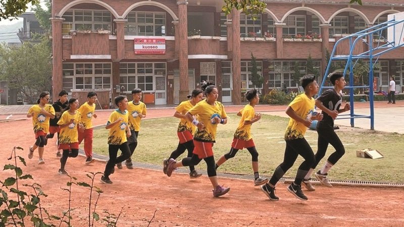 圖說：阿里山國中小學生組隊挑戰原民運動會。賽前，孩子們非常認真的在操場練跑備賽。（攝影：陳雅慧）
