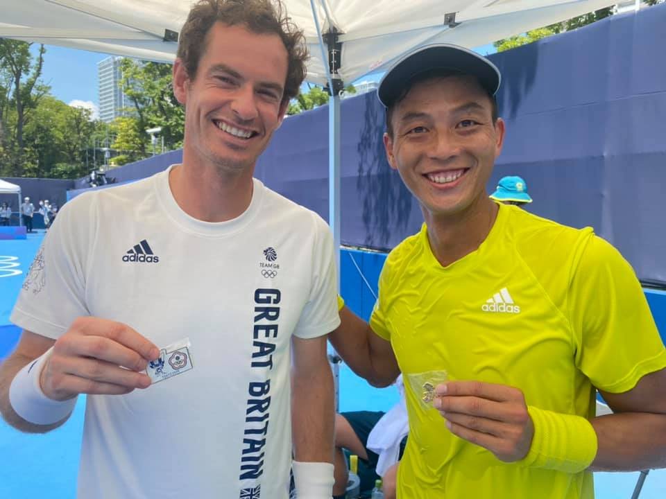 盧彥勳與英國網球選手莫瑞（Andy Murray）在東京奧運上交換奧運徽章並合照留念。