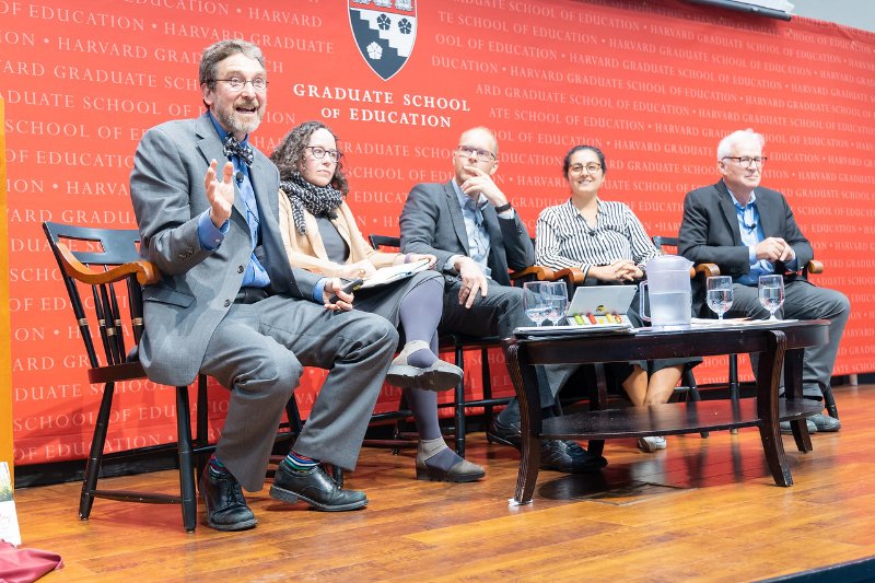 哈佛大學教育學院舉辦玩中學的力量講座，「零點計畫」（Project Zero）遊戲化教學計畫負責人班雅明‧馬德（圖左）帶領教育、醫學、樂高基金會等專家，探討如何創造玩中學的教育場景。照片：哈佛大學教育學院提供