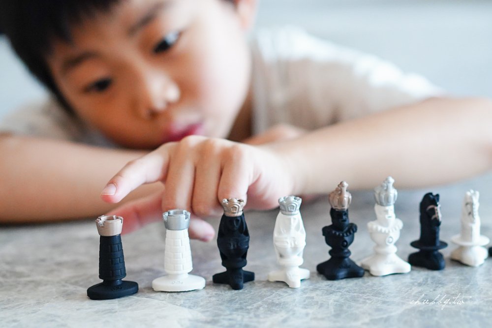 小朋友玩西洋棋