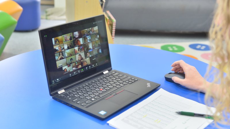 ▲ 歐洲學院小學老師再進行遠距教學。黃建賓攝