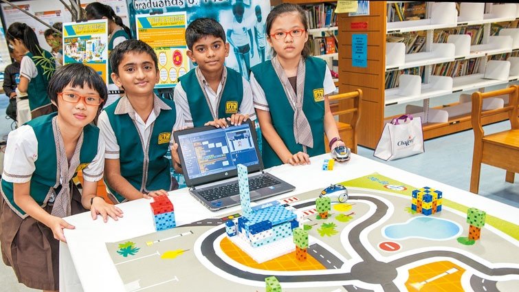 ▲輔華的小學生打造迷你版新加坡市中心模型，讓太陽小車在上面跑，統計經過電子收費站的收費，藉此找出又快又省錢的路徑。黃建賓攝