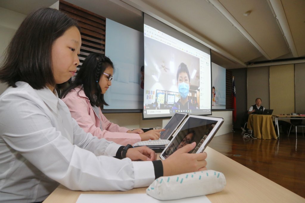 ▲ 新北市龍埔國小老師施信源帶學生用 Google Meets上課，並搭配不同軟體如Kahoot!增添上課趣味。教育部資科司提供