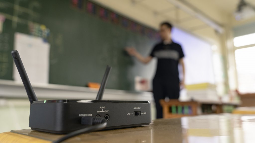 在教學時，老師們的職業傷害之一便是過度使用喉嚨，AW315 無線麥克風的絕佳收音效果讓老師們能用正常音量講話，輕便使用也讓教學不再受到有線牽制。