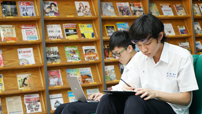 新北市中和高中新生，正在圖書館內接受老師指導，個別做出自主學習計畫。照片：楊煥世