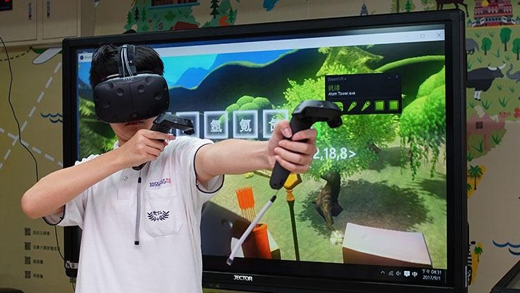 ▲ 科技日新月異，台北市有些國中已開始運用VR教學，在闖關遊戲中記起化學元素表。但不是每所學校都有足夠的準備，數位落差加大，也是未來不得不面對的問題。楊煥世攝