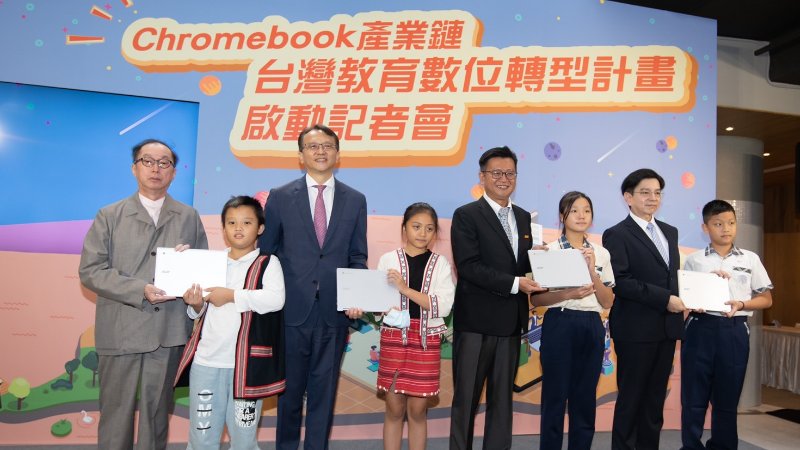 大同國小松羅分校小四生黃以諾（左二）受邀參加記者會，與台灣電子科技業四大巨頭同台合影。黃明堂攝
