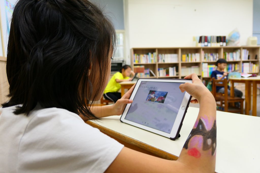 銘傳國小學生正在使用《親子天下》推出的語音互動遊戲《新聞偵探隊》學習辨別假新聞。