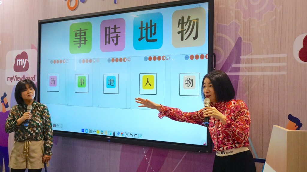 ▲溫美玉（右）和魏瑛娟（左）合力示範，如何透過數位電子白板，把作文教學玩出變化。陳詩妤攝