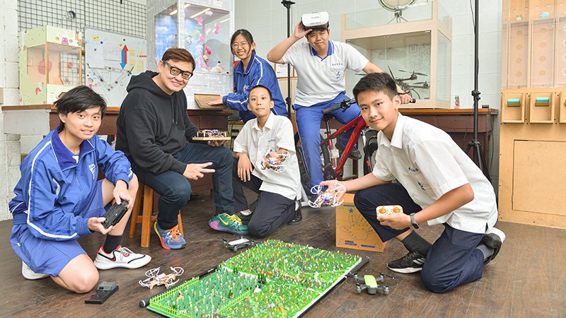 ▲光仁中學科學發明社、發明班老師陳懷德（左二）指導學生，以密密麻麻的小人模型，訓練無人機空拍測量。高二學生吳安藤（左一）、國二學生孫偉峻（右一）。黃建賓攝