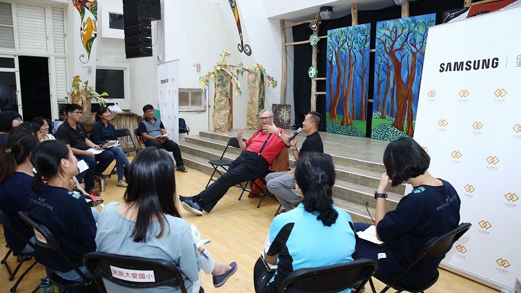 ▲ 奧斯卡與老師們對談，難以預期的提問，刺激老師們思考。台灣三星電子提供