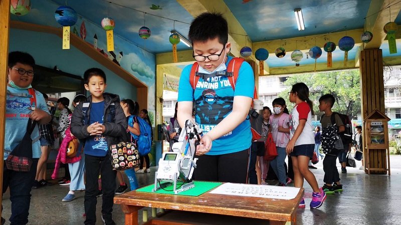 高雄市林園國小以樂高零件自製的感應式酒精消毒機器人，大受師生歡迎。高雄市政府教育局提供