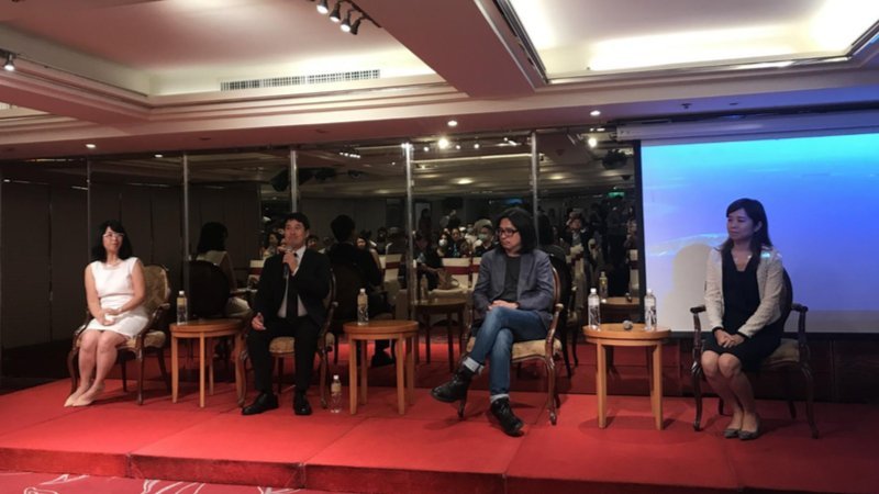 左至右為 LAI 執行長 Claudia，中信國際實驗教育機構執行長鄭欽哲，無界塾實驗教育機構創辦人葉丙成，蓋亞國際實驗教育機構執行長陳盈如，日前共同分享辦學成果。許家齊攝