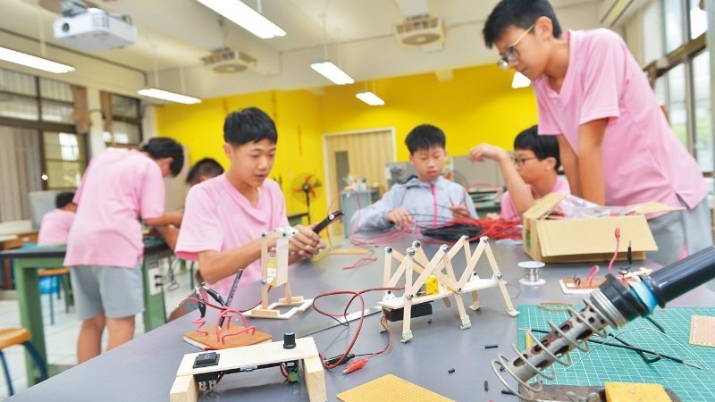 ▲芳和實驗國中透過多元的教學方式與課程，讓學生適性探索。(攝影／黃建賓)